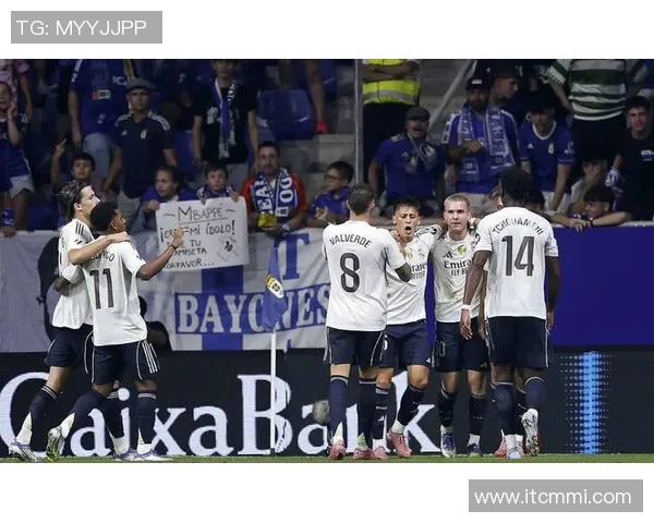 皇马足球明星下车瞬间引发球迷热议现场气氛火爆